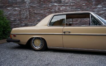 Mercedes-Benz-200-Series-1975-Coupe-11