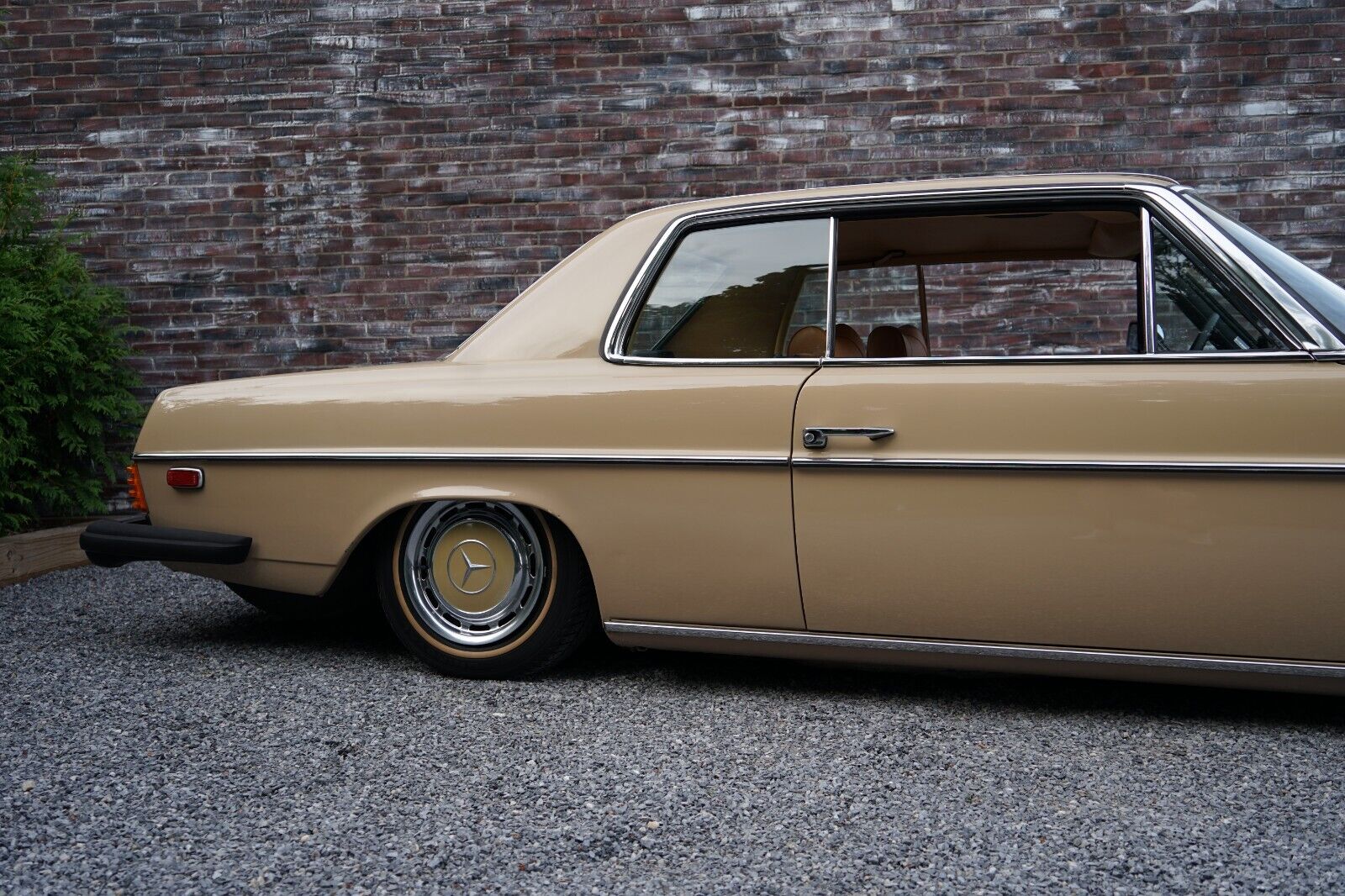 Mercedes-Benz-200-Series-1975-Coupe-11