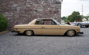 Mercedes-Benz-200-Series-1975-Coupe-12