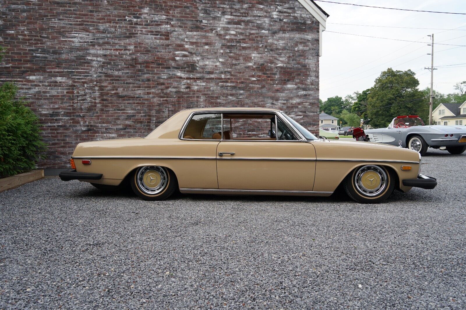 Mercedes-Benz-200-Series-1975-Coupe-12