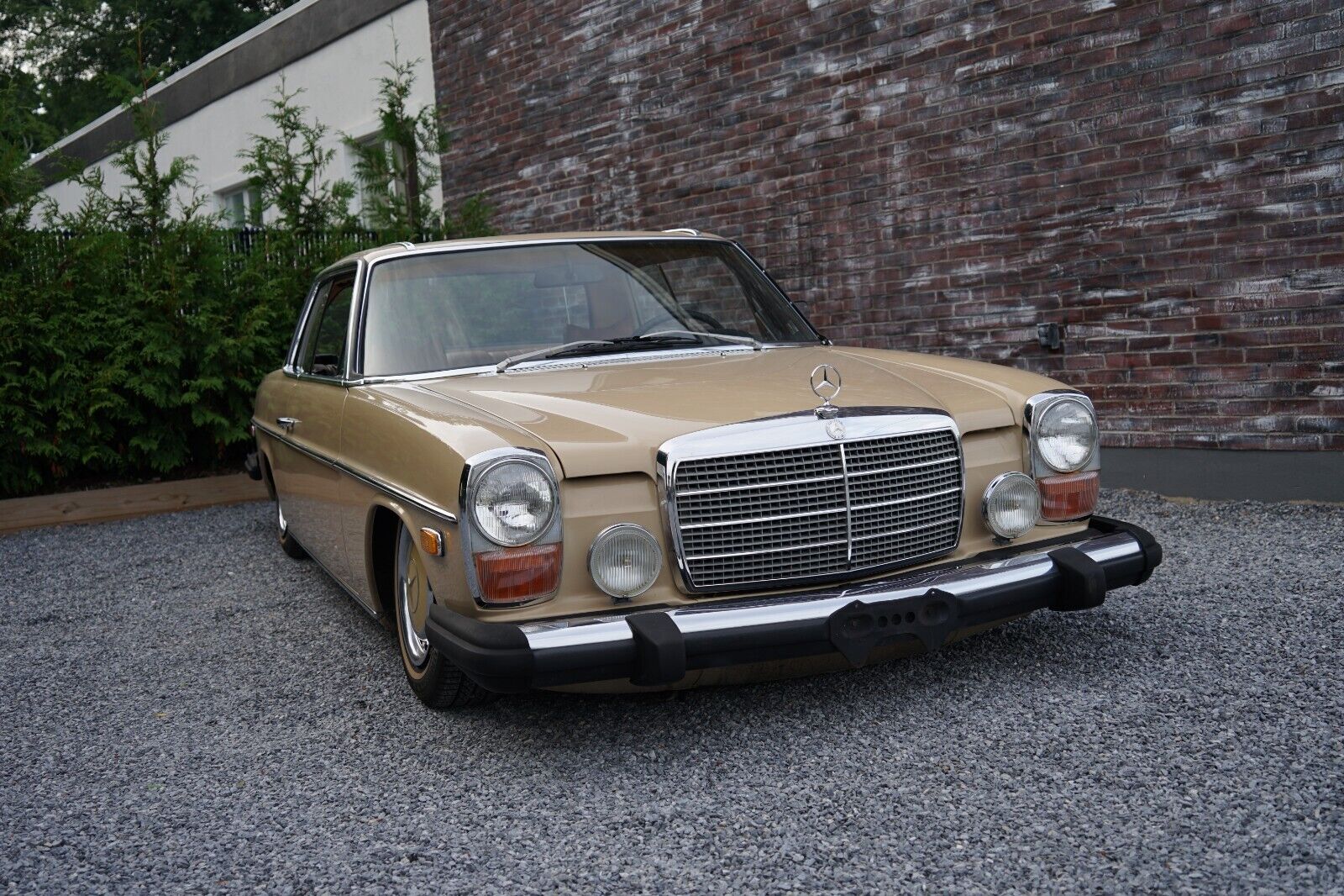 Mercedes-Benz-200-Series-1975-Coupe-13