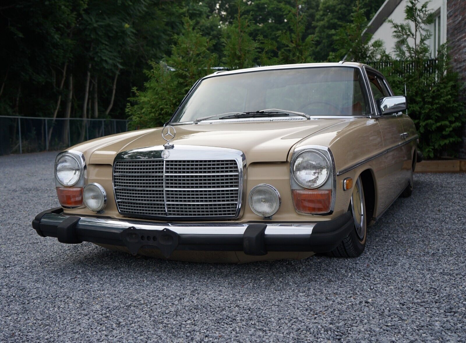 Mercedes-Benz-200-Series-1975-Coupe-15