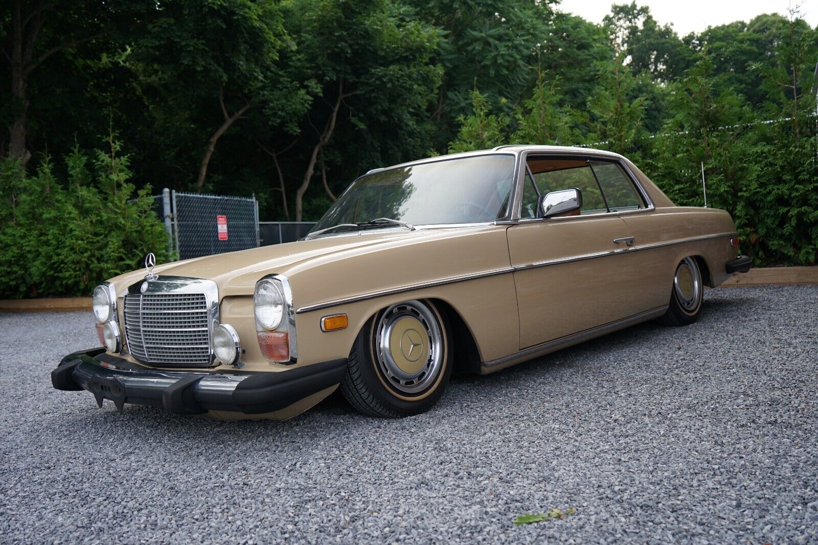 Mercedes-Benz-200-Series-1975-Coupe-16