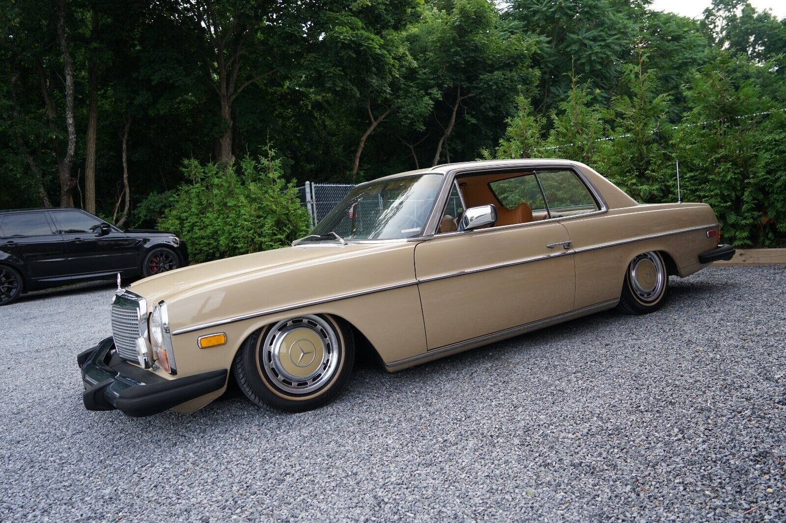 Mercedes-Benz-200-Series-1975-Coupe-17