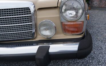 Mercedes-Benz-200-Series-1975-Coupe-18