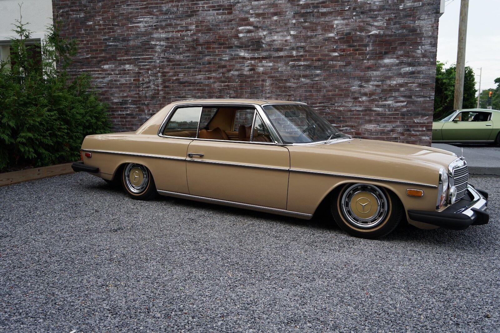 Mercedes-Benz-200-Series-1975-Coupe-2