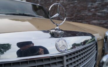 Mercedes-Benz-200-Series-1975-Coupe-24