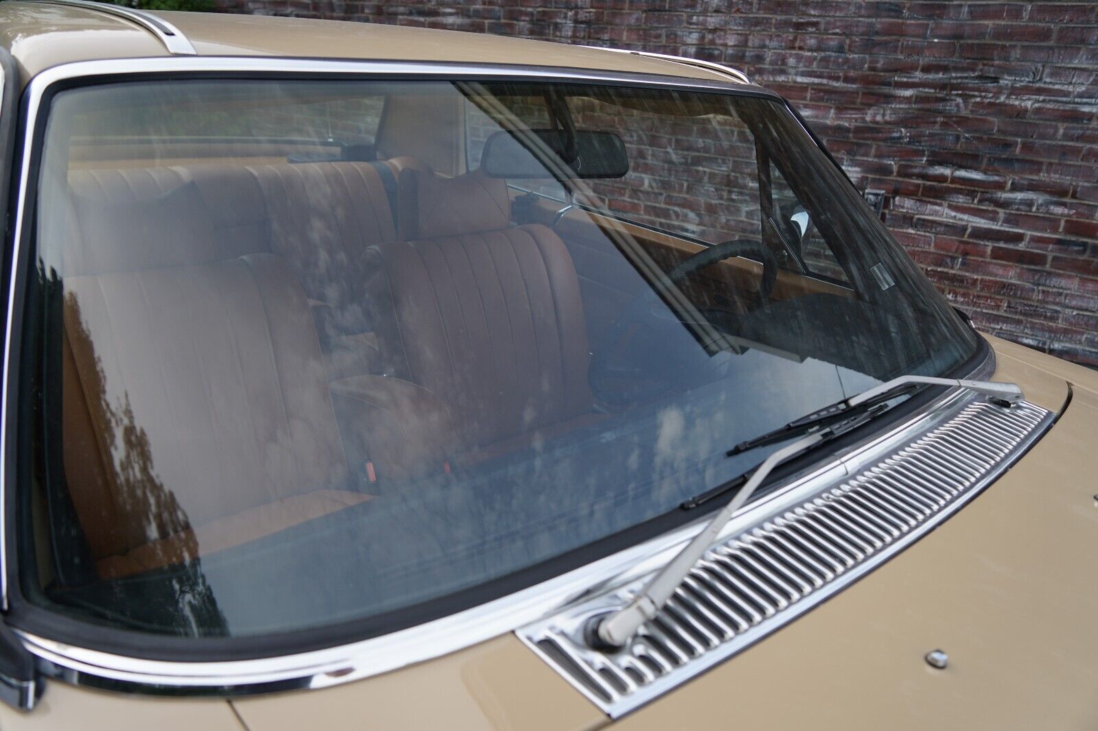 Mercedes-Benz-200-Series-1975-Coupe-27