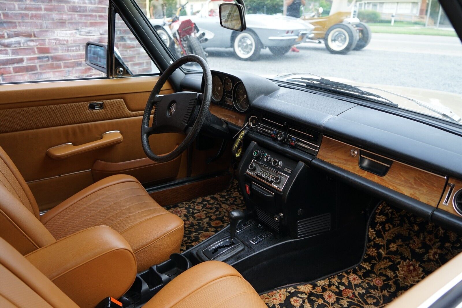 Mercedes-Benz-200-Series-1975-Coupe-28