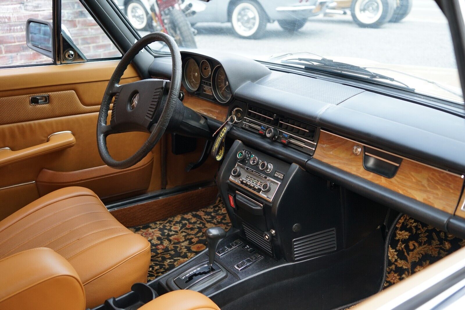 Mercedes-Benz-200-Series-1975-Coupe-29