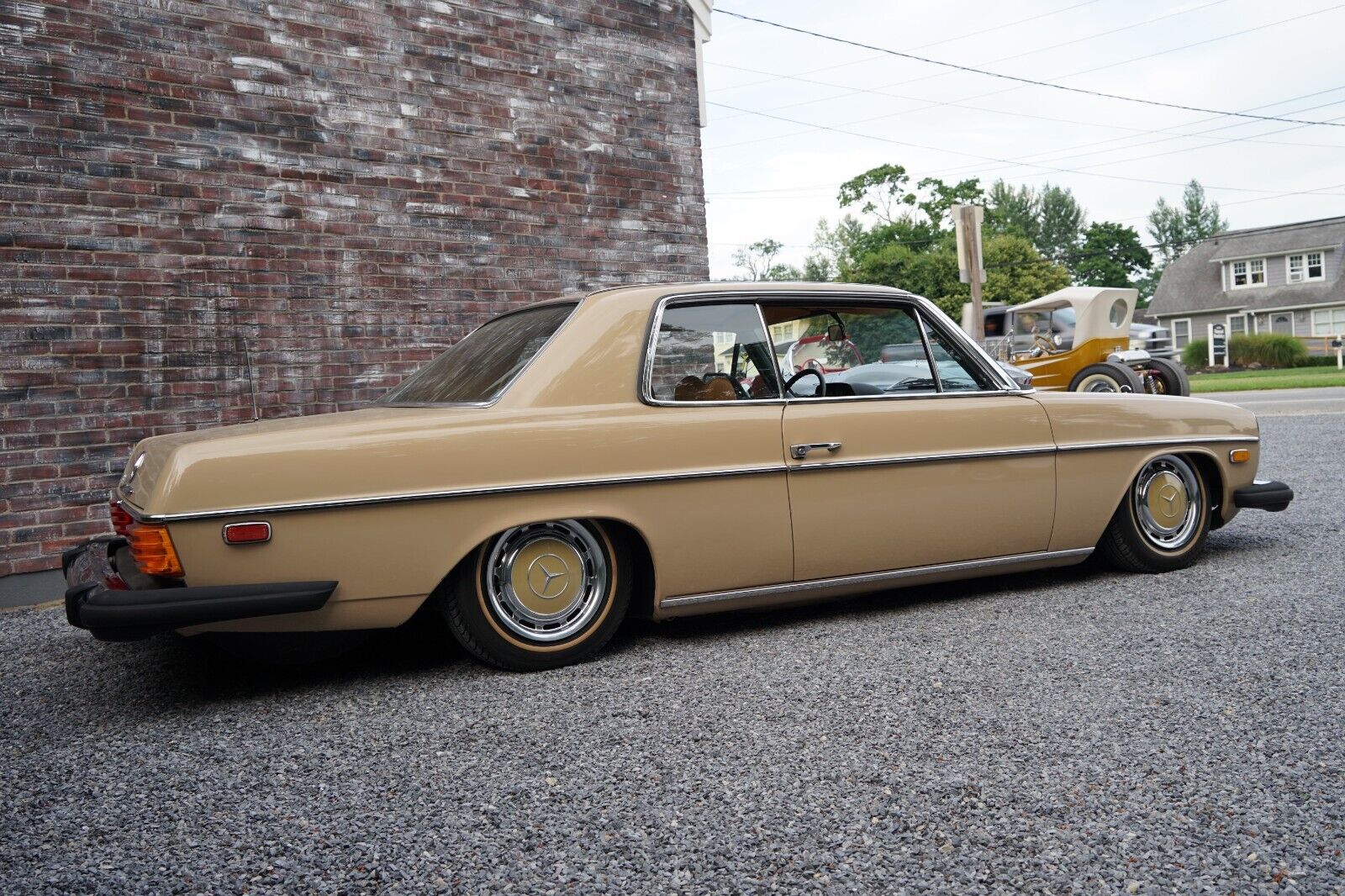 Mercedes-Benz-200-Series-1975-Coupe-3