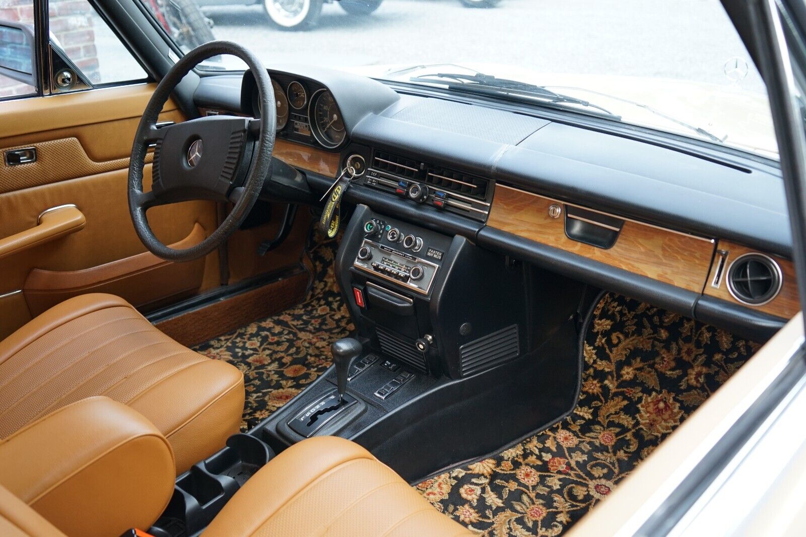 Mercedes-Benz-200-Series-1975-Coupe-30