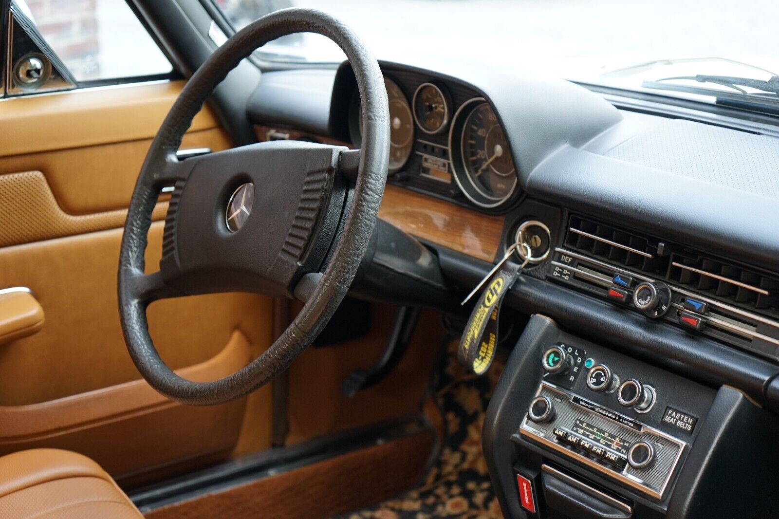 Mercedes-Benz-200-Series-1975-Coupe-31