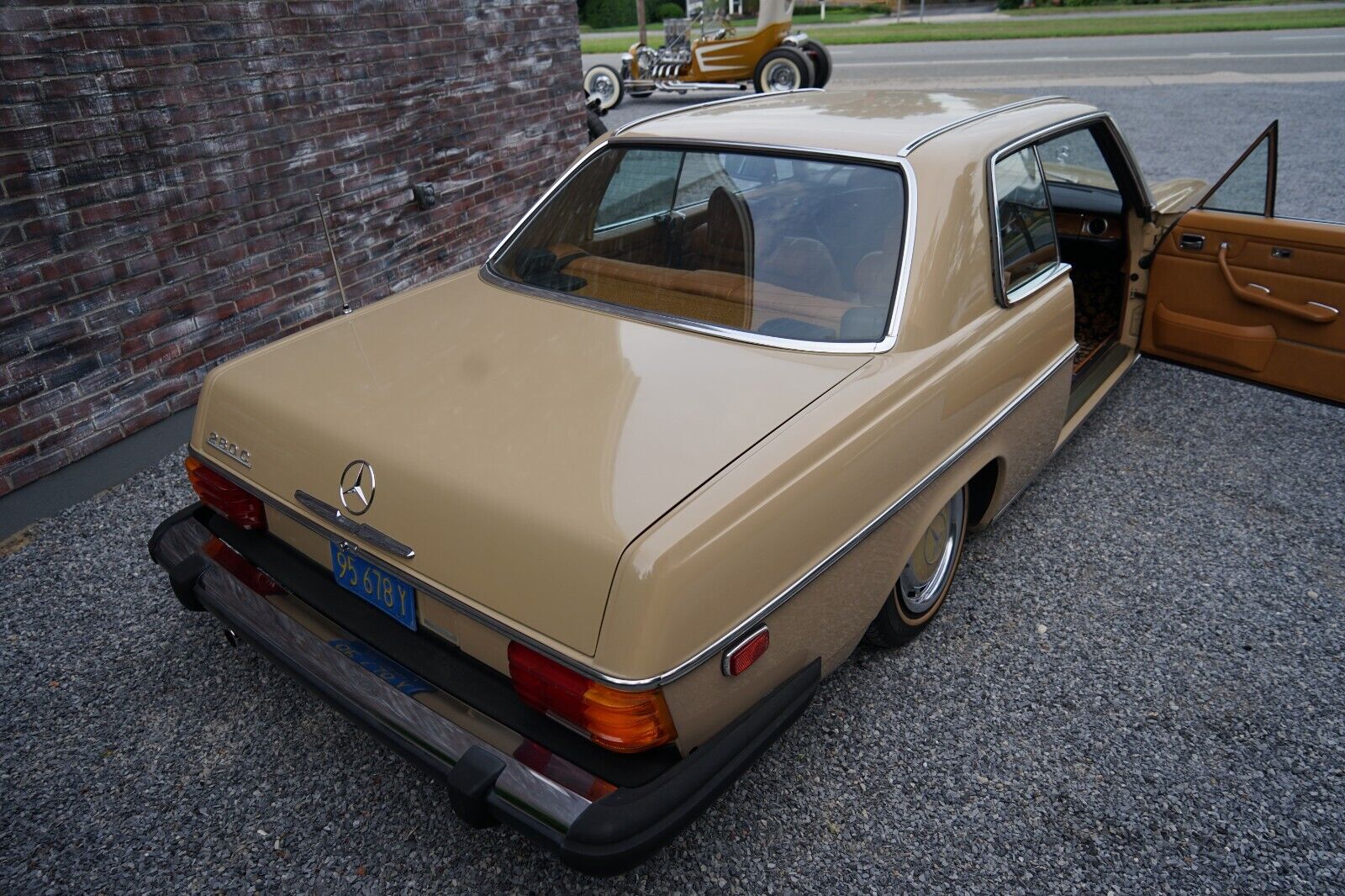 Mercedes-Benz-200-Series-1975-Coupe-32