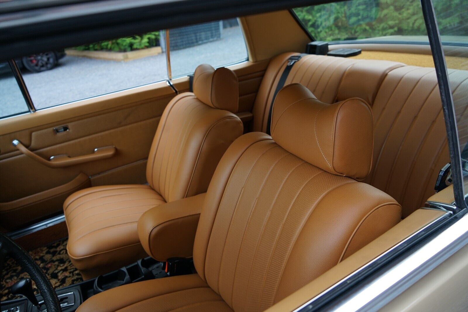 Mercedes-Benz-200-Series-1975-Coupe-33