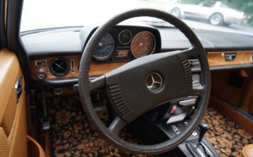 Mercedes-Benz-200-Series-1975-Coupe-34