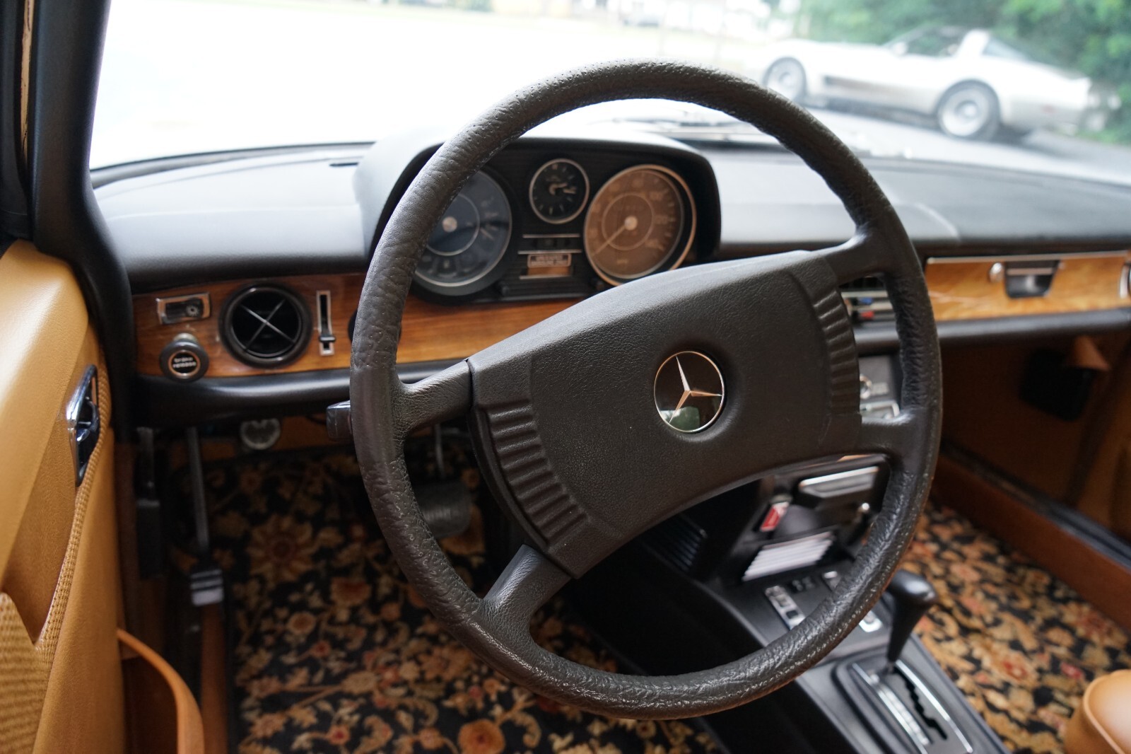 Mercedes-Benz-200-Series-1975-Coupe-34
