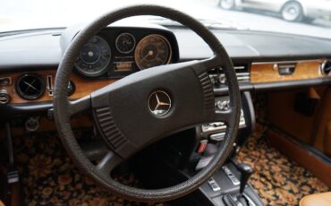 Mercedes-Benz-200-Series-1975-Coupe-35