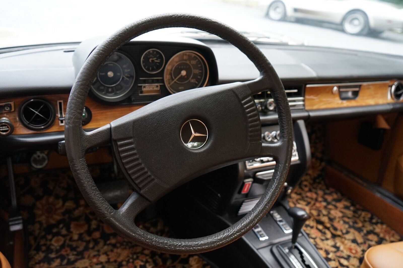 Mercedes-Benz-200-Series-1975-Coupe-35
