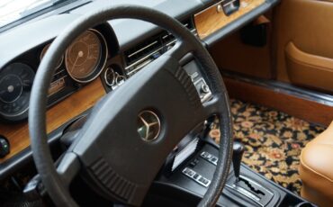 Mercedes-Benz-200-Series-1975-Coupe-37