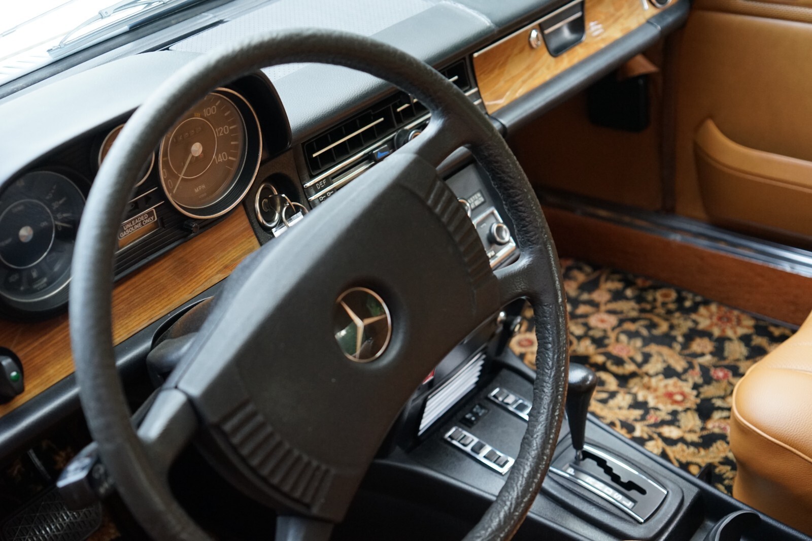 Mercedes-Benz-200-Series-1975-Coupe-37