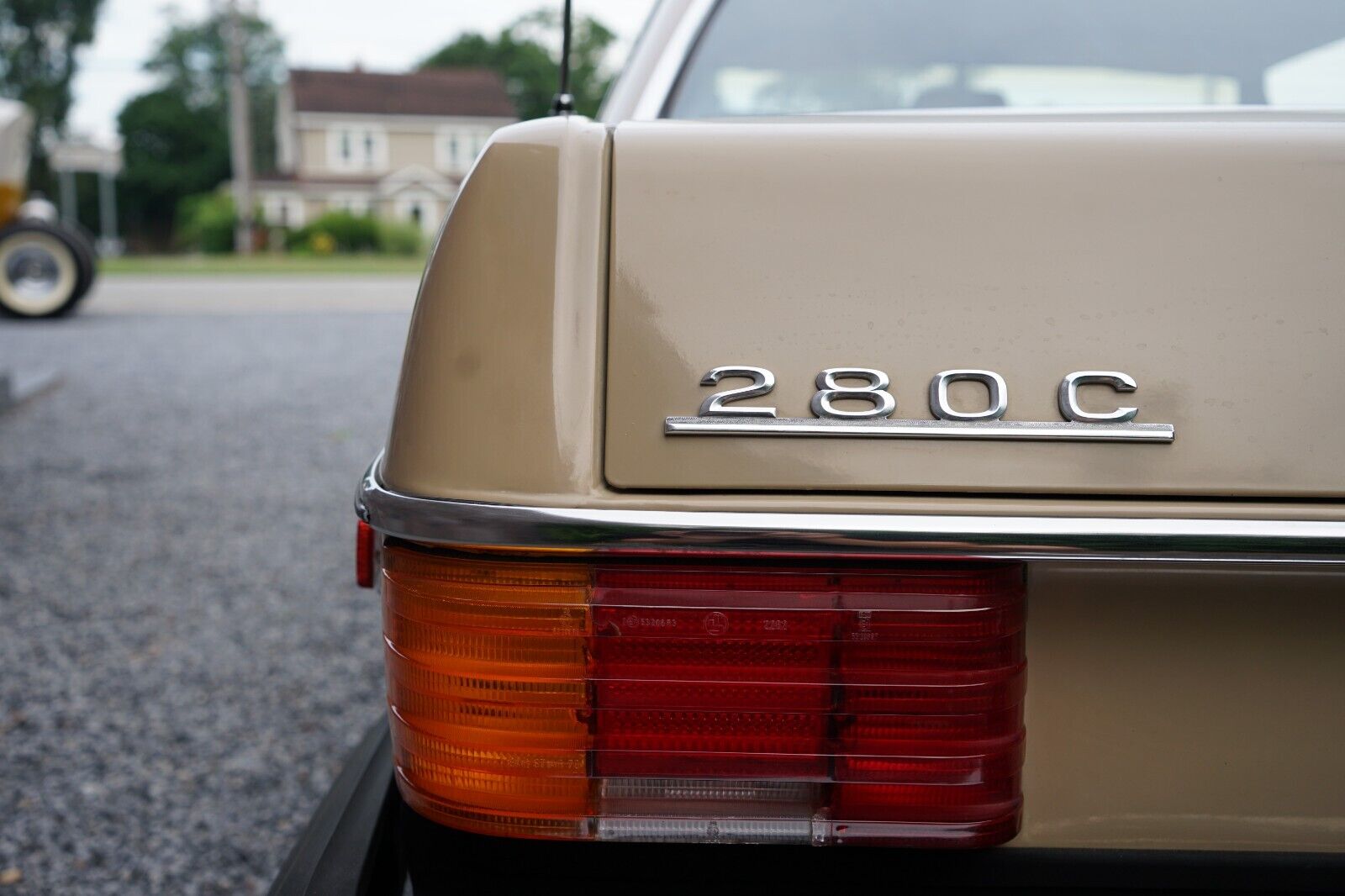 Mercedes-Benz-200-Series-1975-Coupe-38