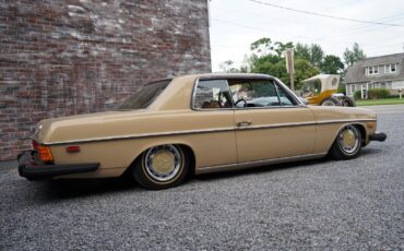 Mercedes-Benz-200-Series-1975-Coupe-4