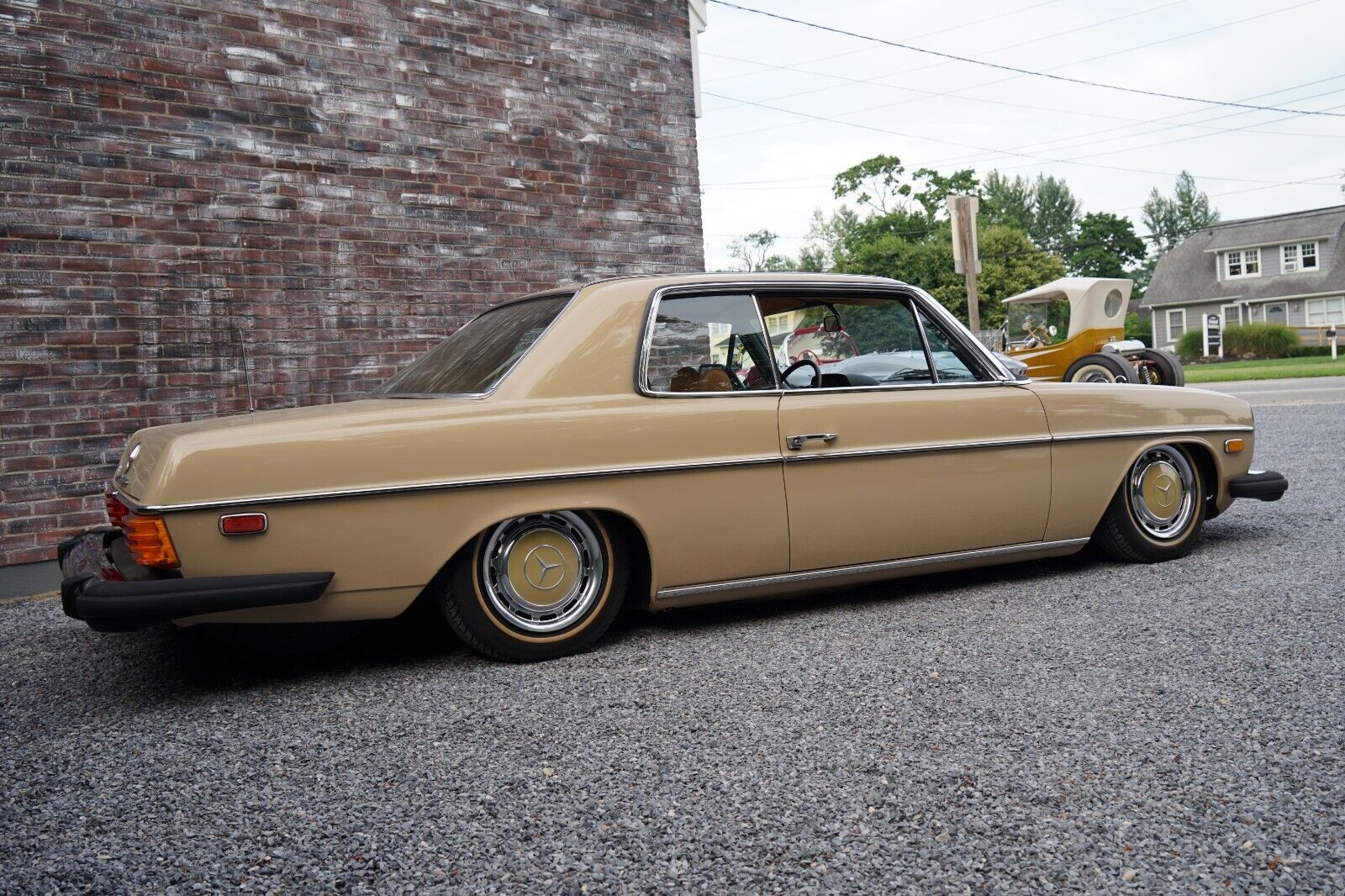 Mercedes-Benz-200-Series-1975-Coupe-4