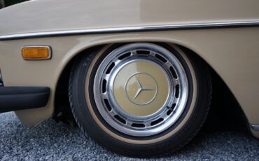 Mercedes-Benz-200-Series-1975-Coupe-5