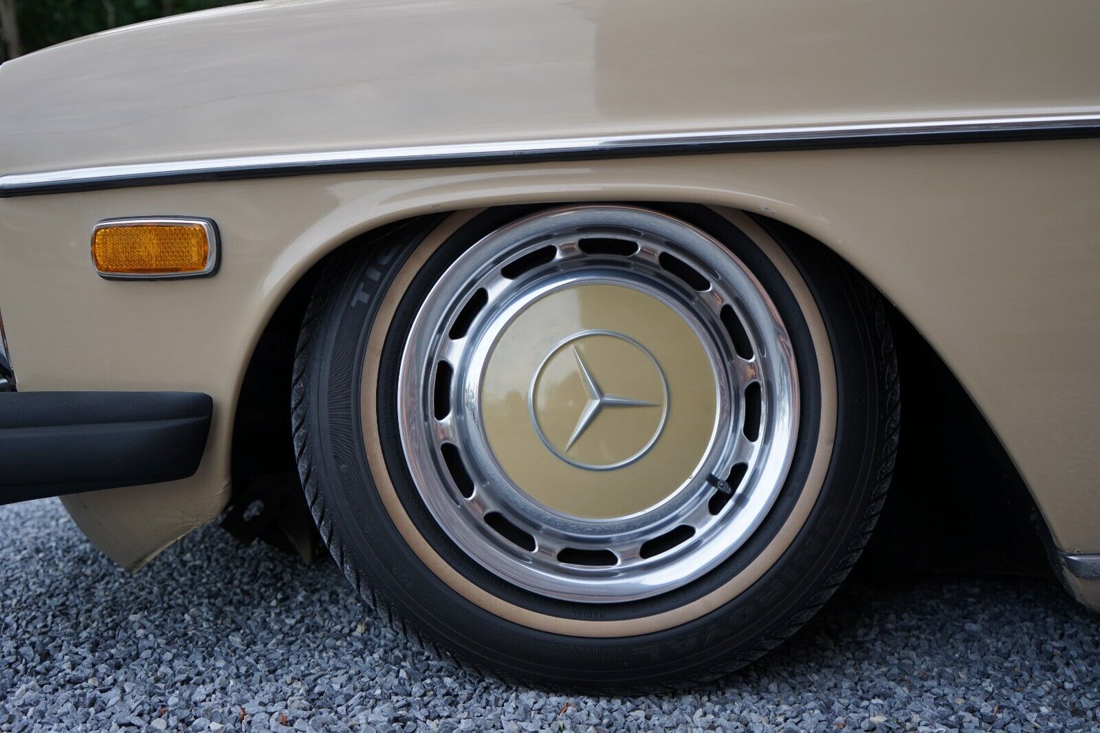 Mercedes-Benz-200-Series-1975-Coupe-5