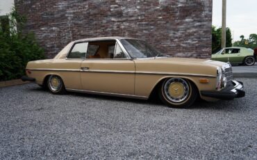 Mercedes-Benz-200-Series-1975-Coupe-6
