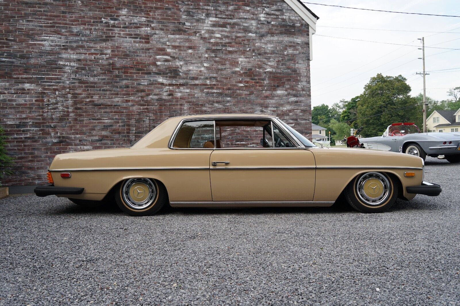 Mercedes-Benz-200-Series-1975-Coupe-7