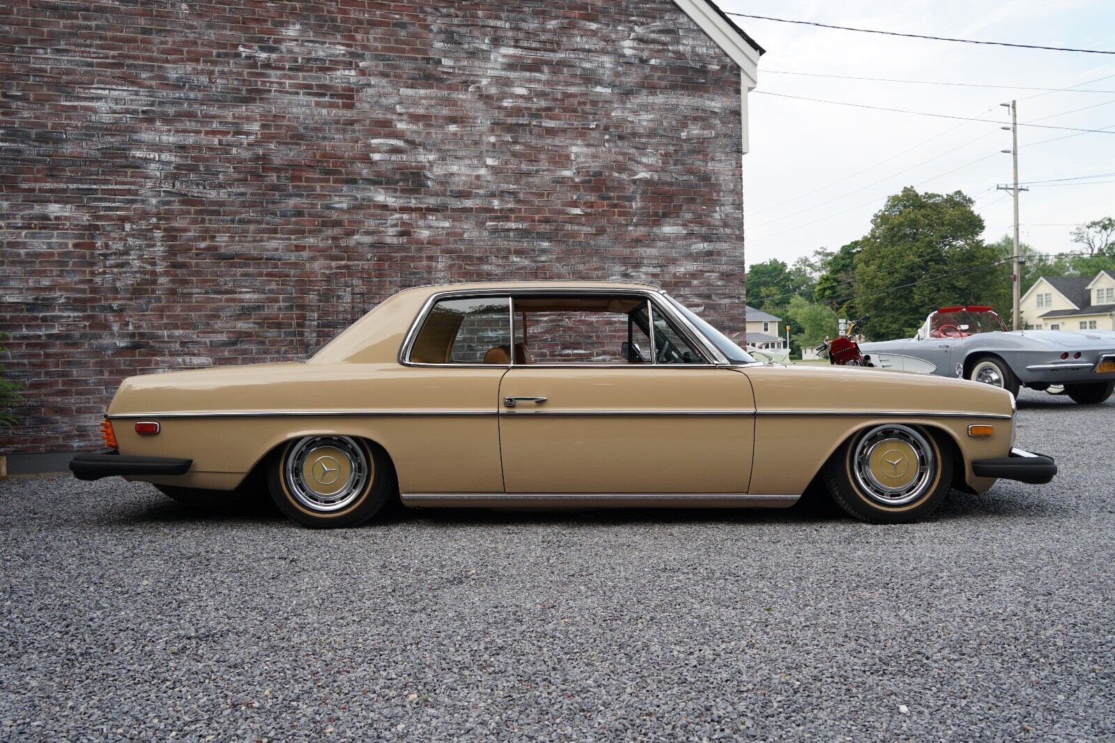 Mercedes-Benz-200-Series-1975-Coupe-8