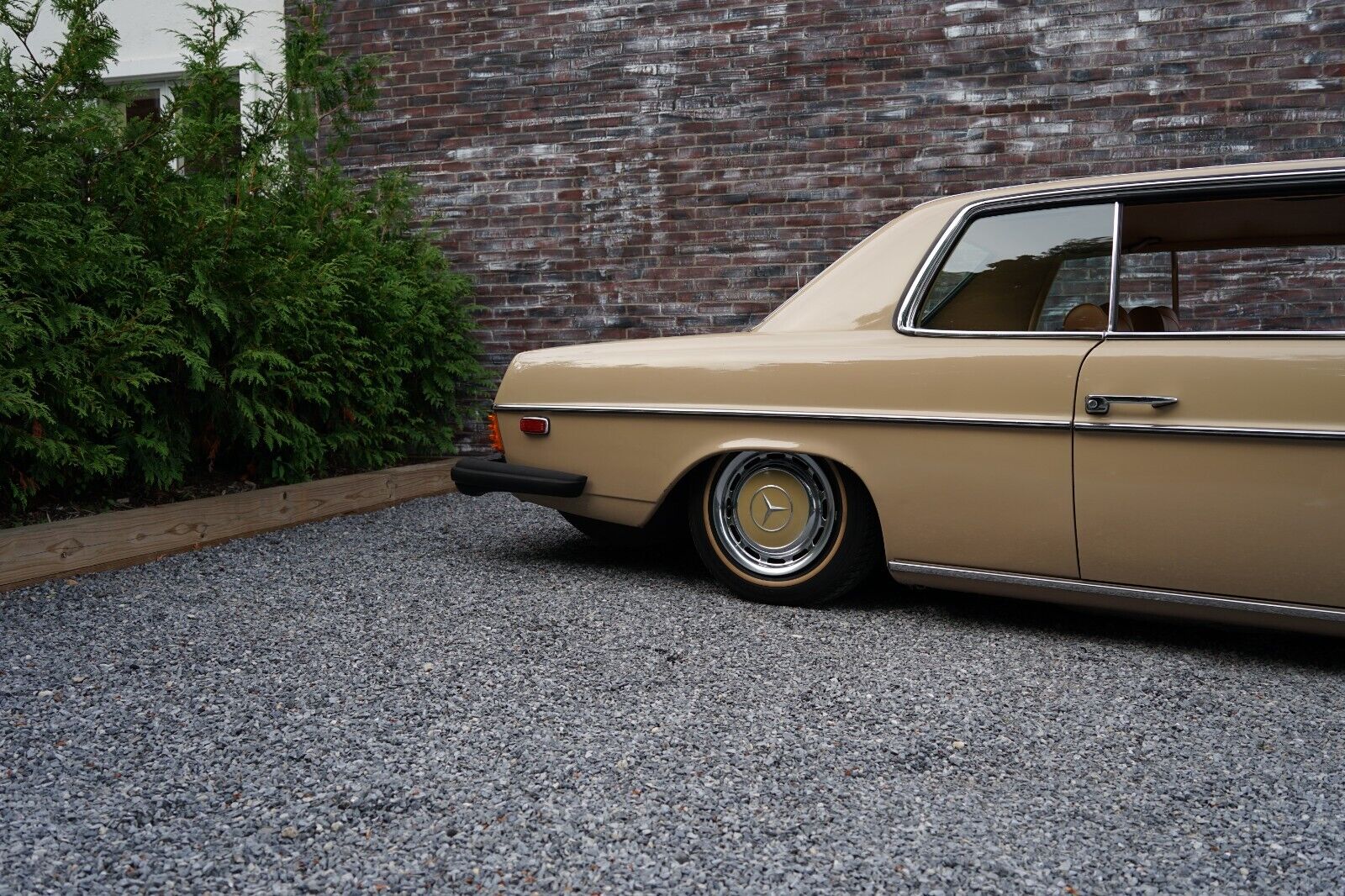 Mercedes-Benz-200-Series-1975-Coupe-9
