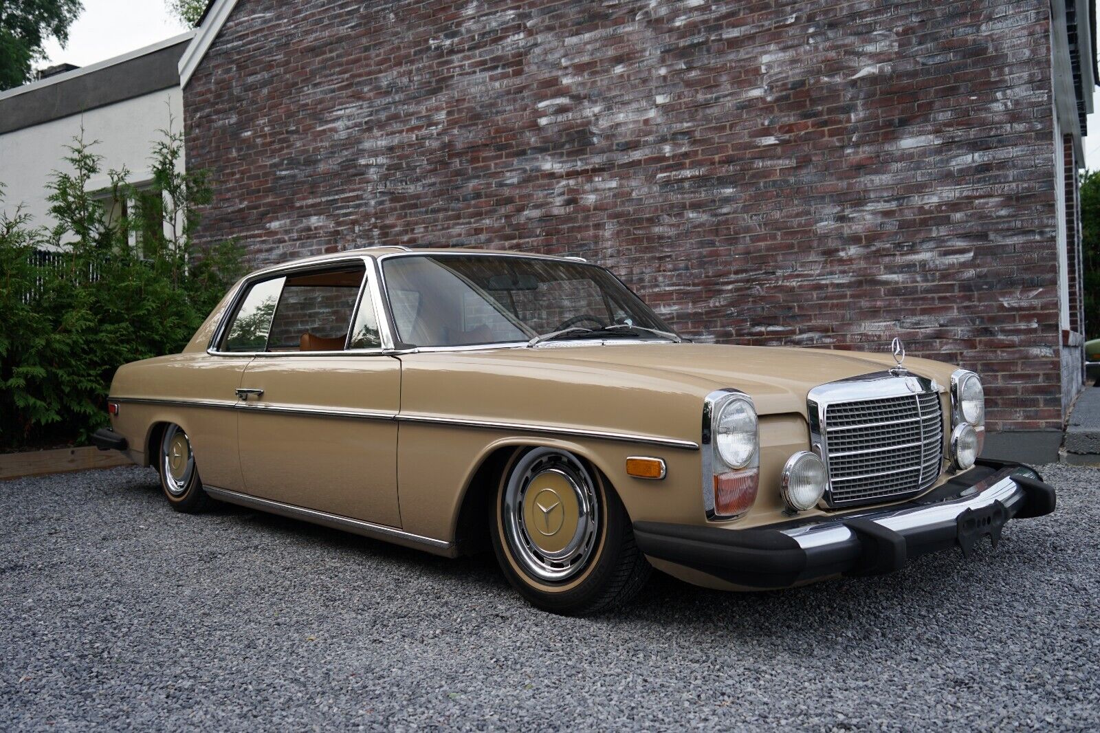 Mercedes-Benz-200-Series-1975-Coupe