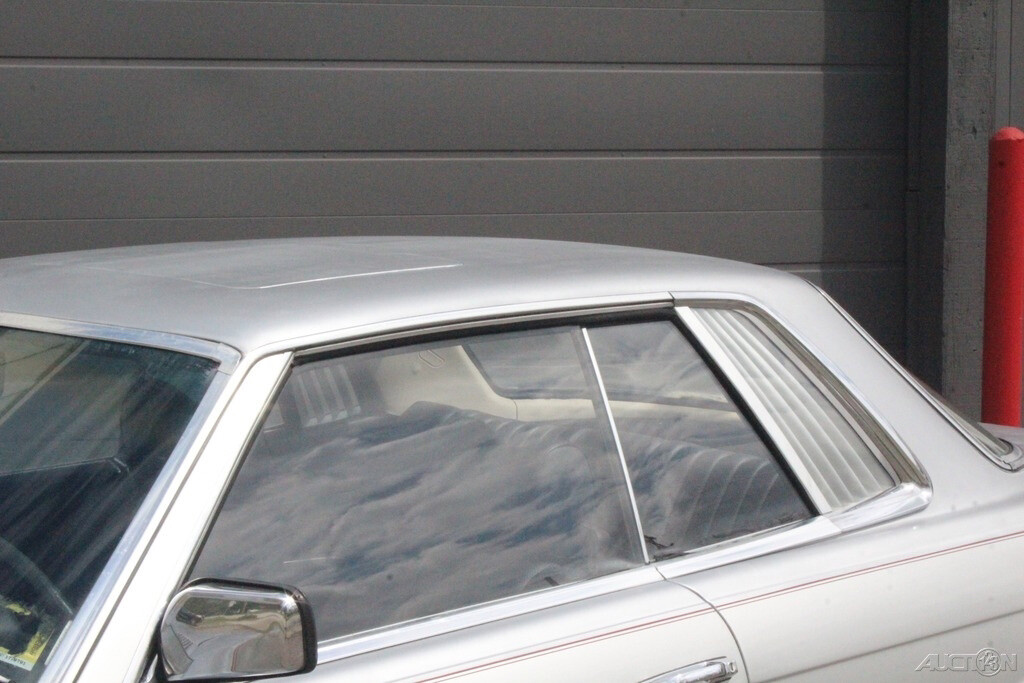 Mercedes-Benz-200-Series-1978-Coupe-11