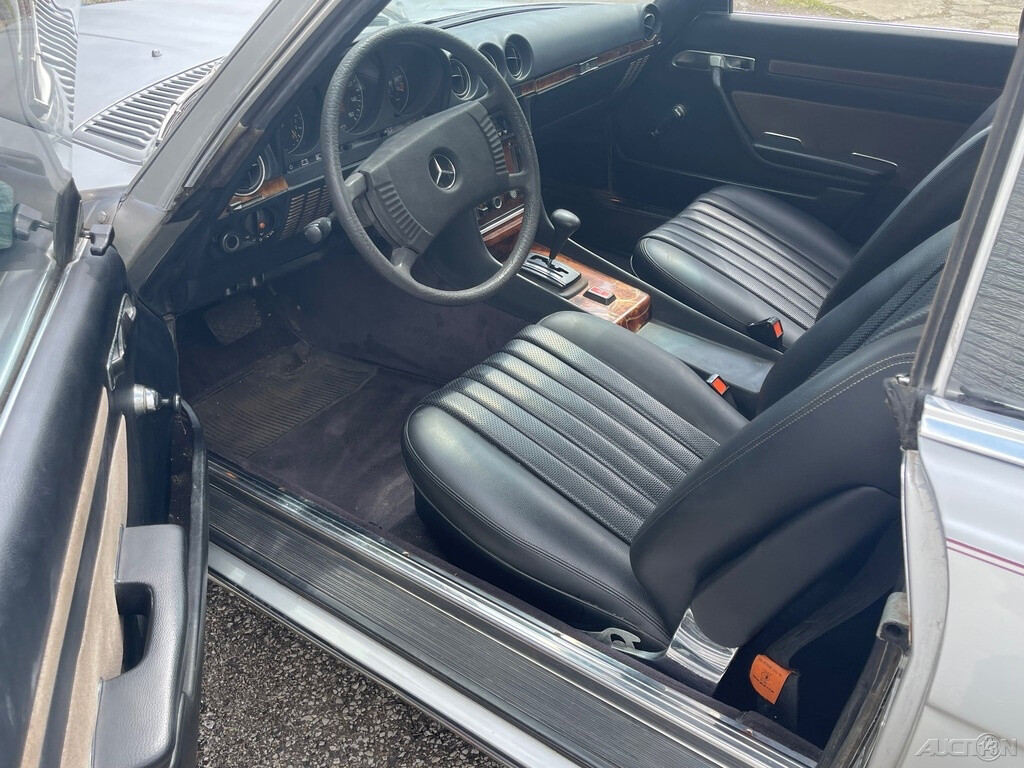 Mercedes-Benz-200-Series-1978-Coupe-15
