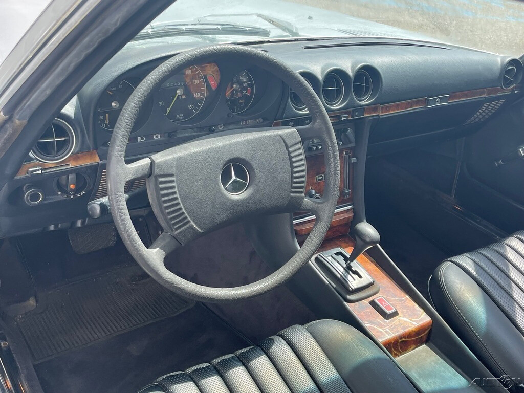 Mercedes-Benz-200-Series-1978-Coupe-16