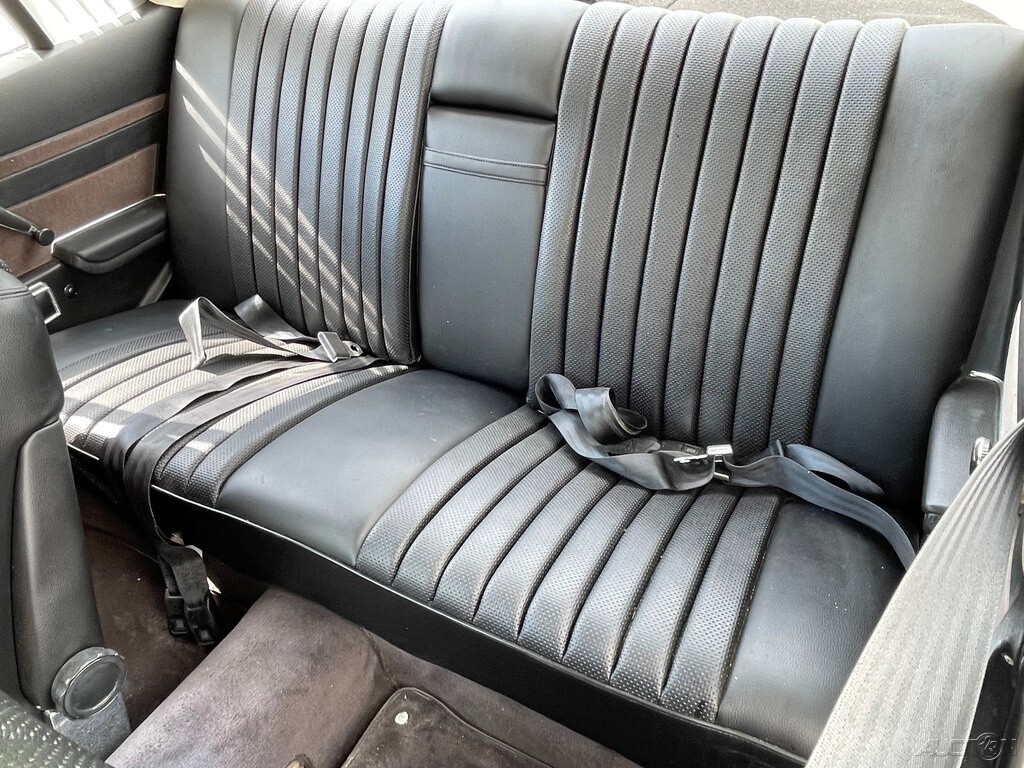 Mercedes-Benz-200-Series-1978-Coupe-19