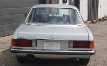 Mercedes-Benz-200-Series-1978-Coupe-5