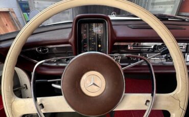 Mercedes-Benz-230-1966-26
