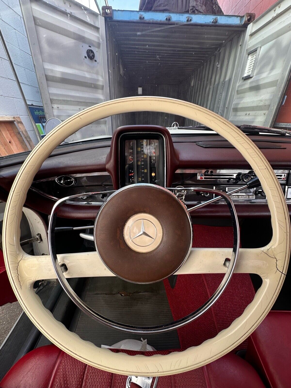 Mercedes-Benz-230-1966-26
