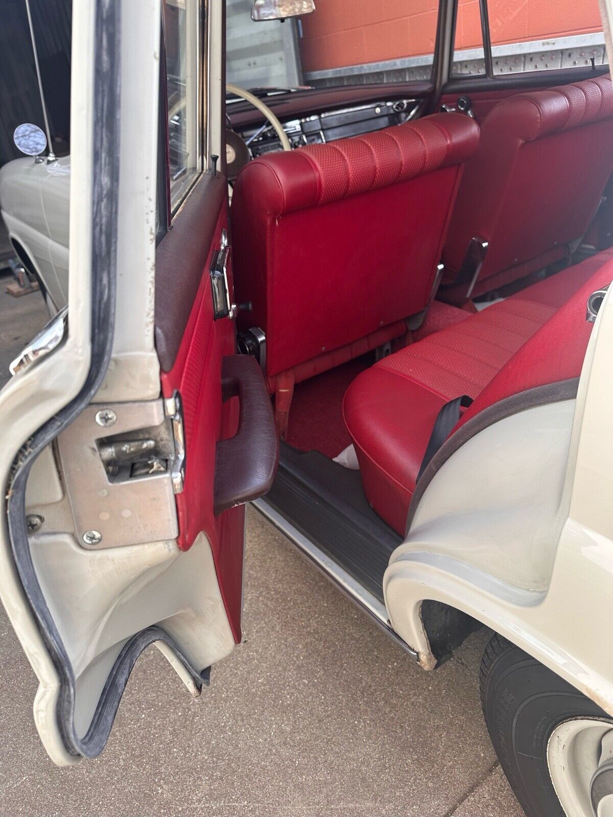 Mercedes-Benz-230-1966-28