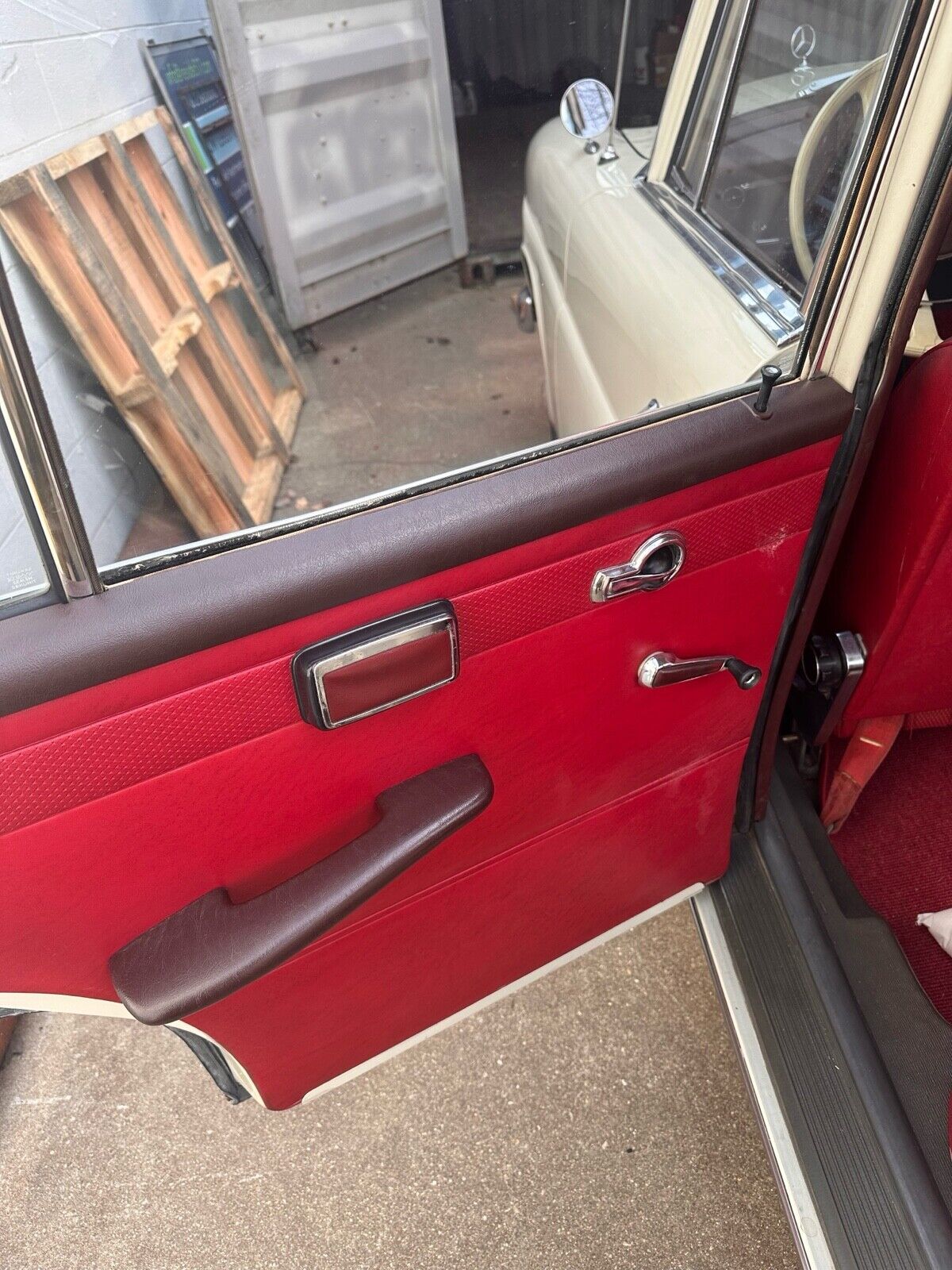 Mercedes-Benz-230-1966-29