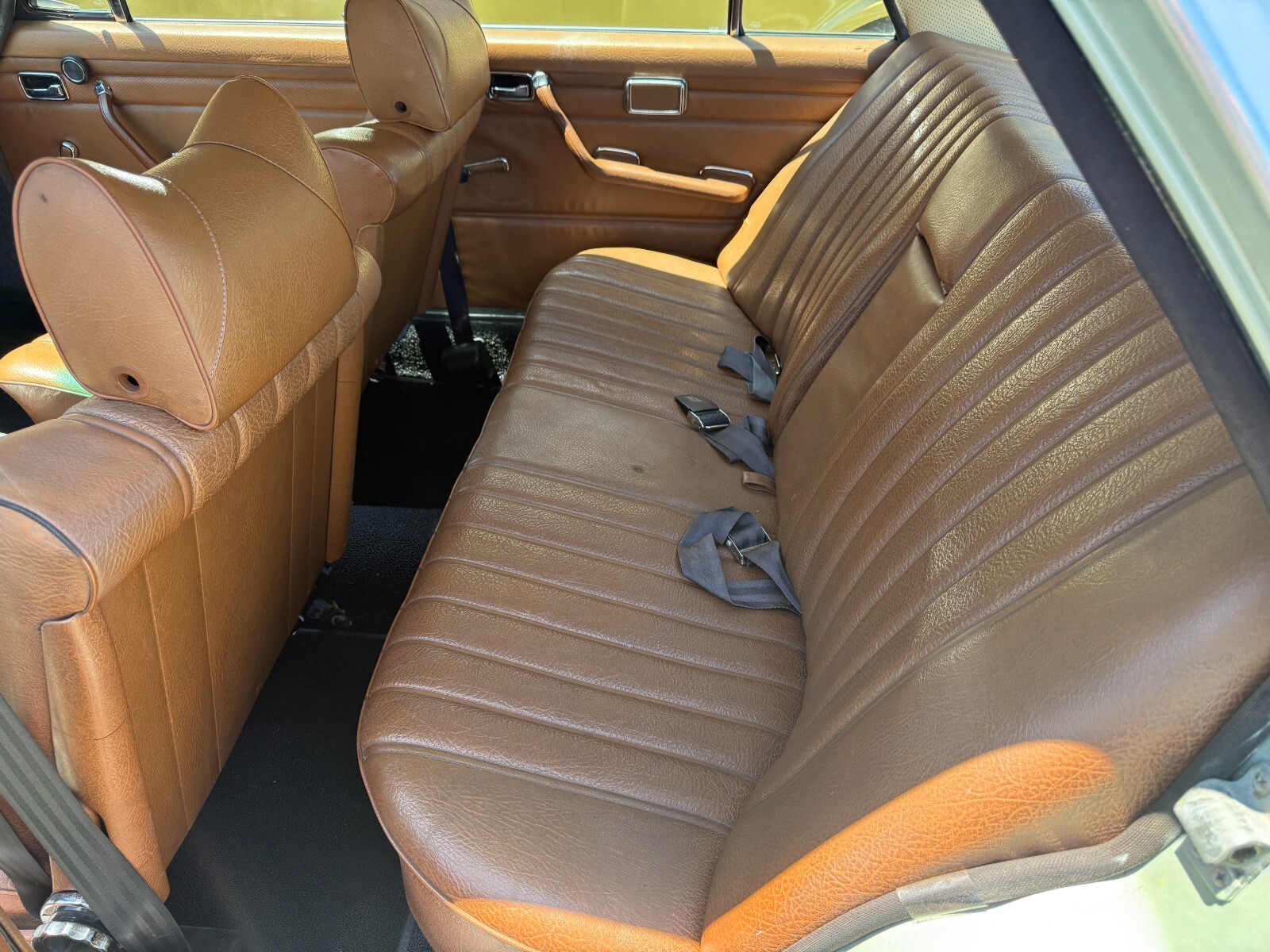Mercedes-Benz-250-1971-Sedan-10