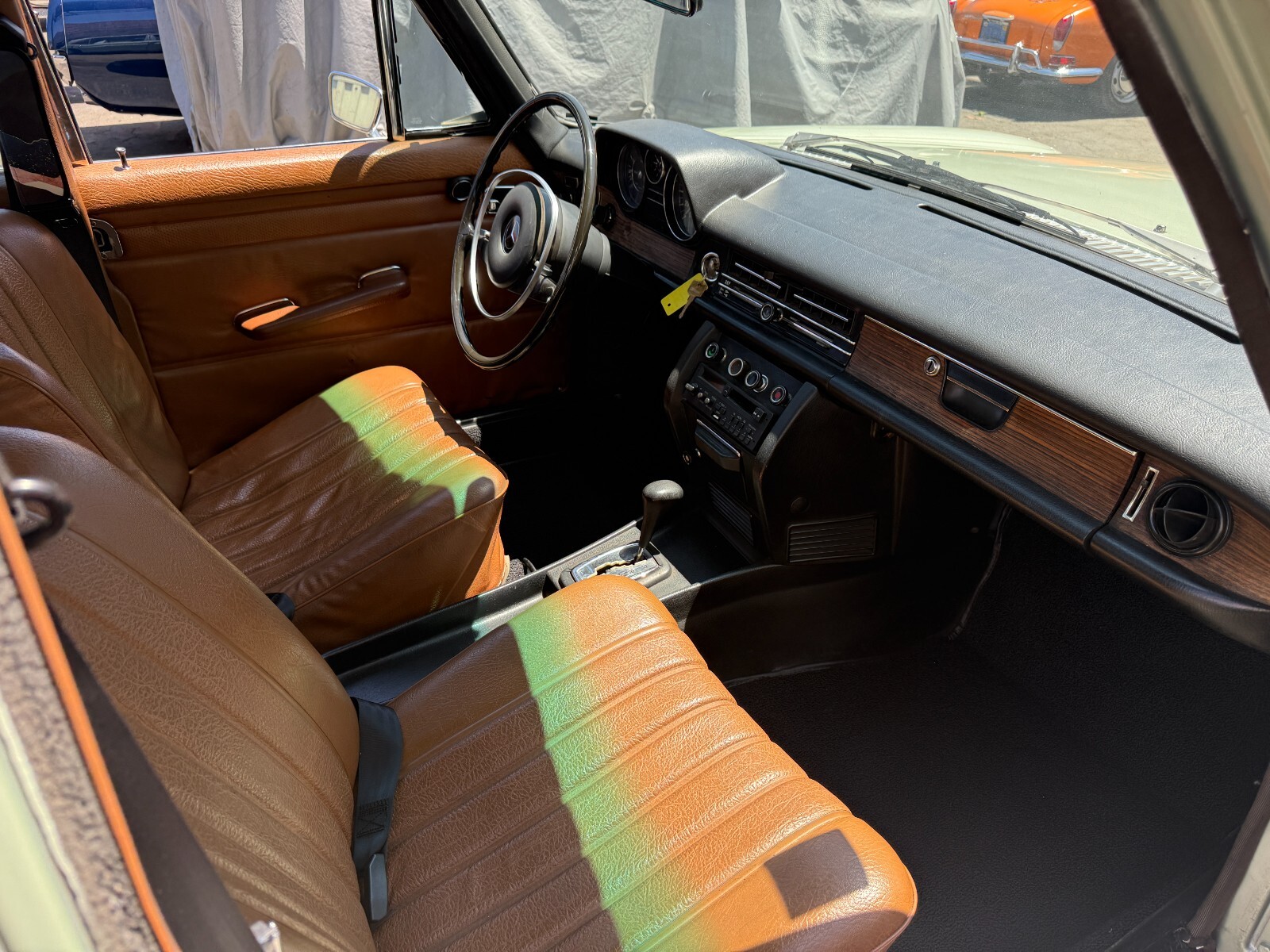 Mercedes-Benz-250-1971-Sedan-15