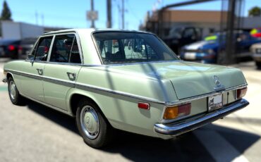 Mercedes-Benz-250-1971-Sedan-2