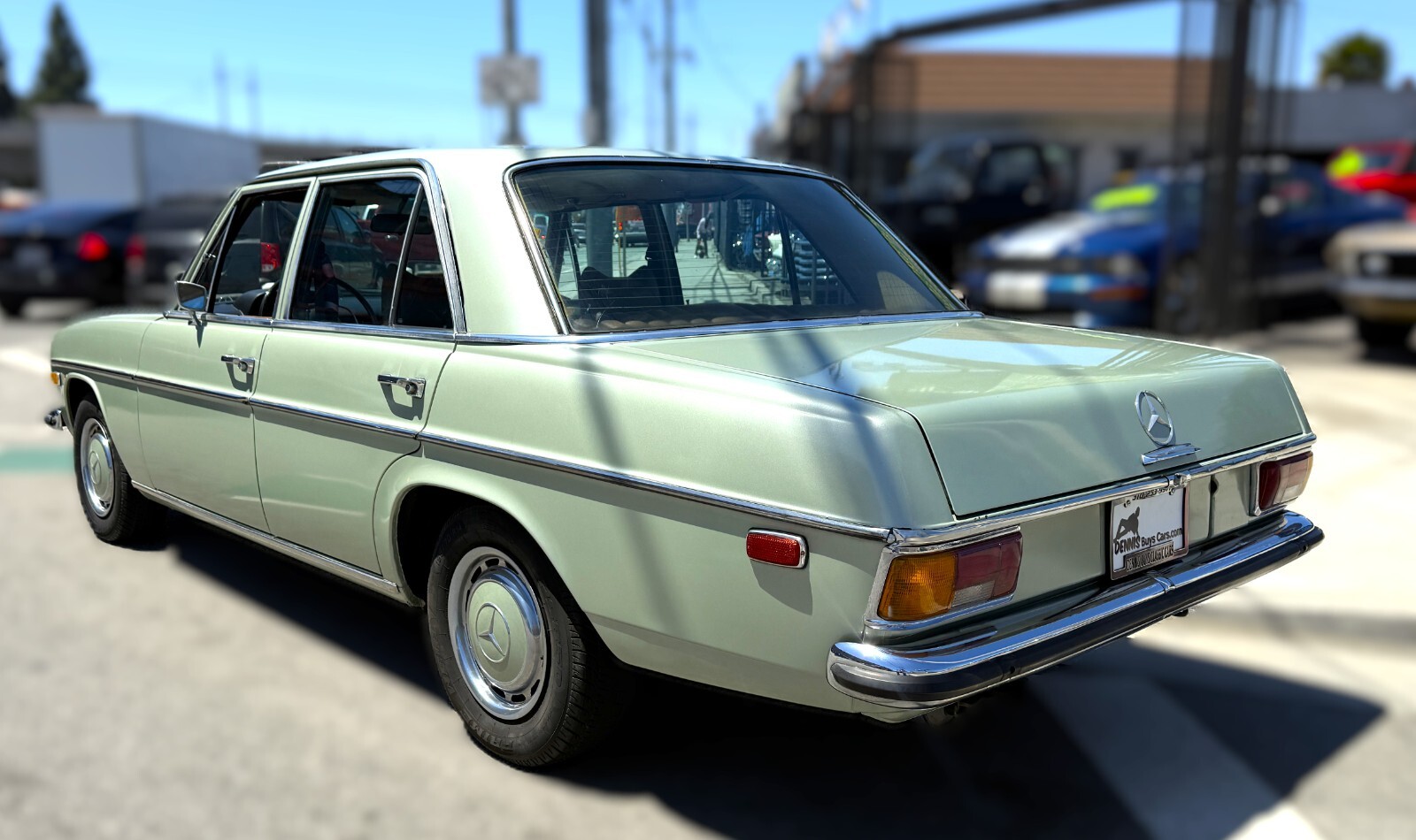 Mercedes-Benz-250-1971-Sedan-2