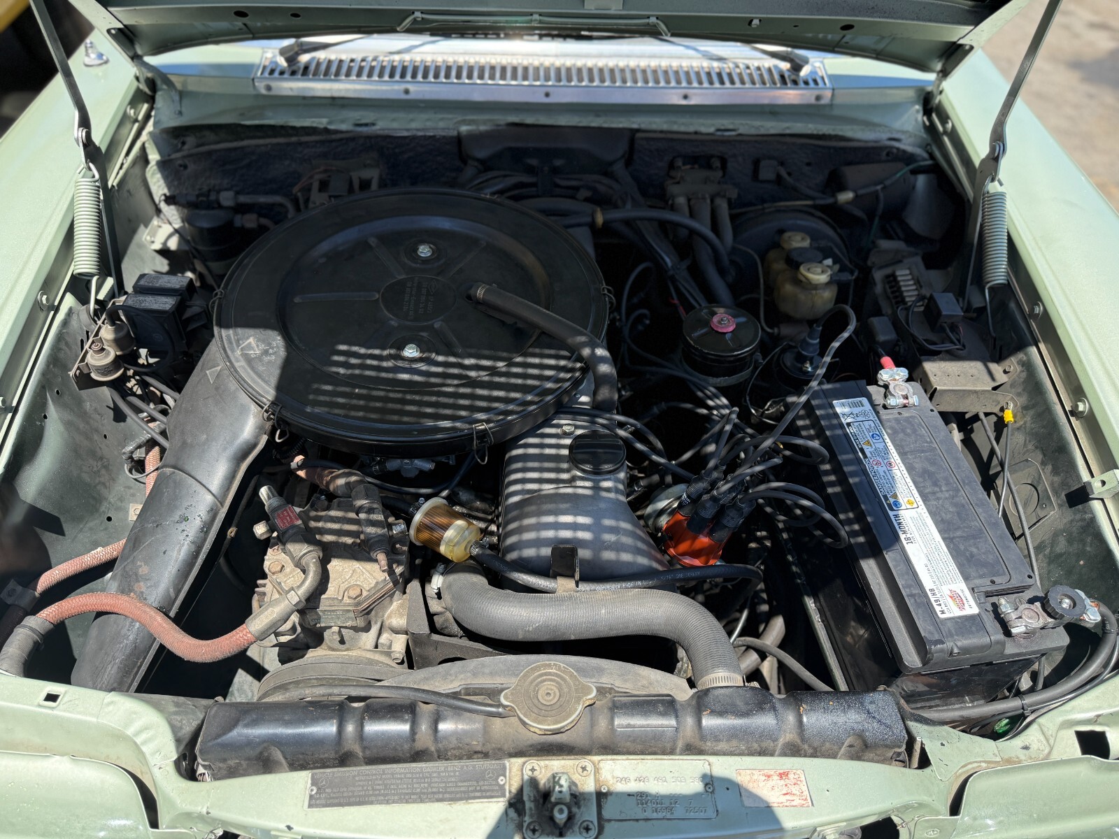 Mercedes-Benz-250-1971-Sedan-22