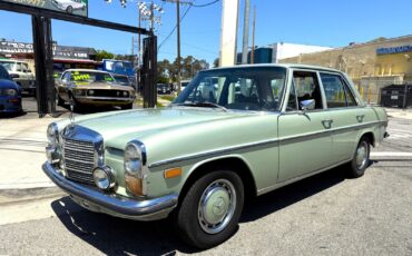 Mercedes-Benz-250-1971-Sedan-3
